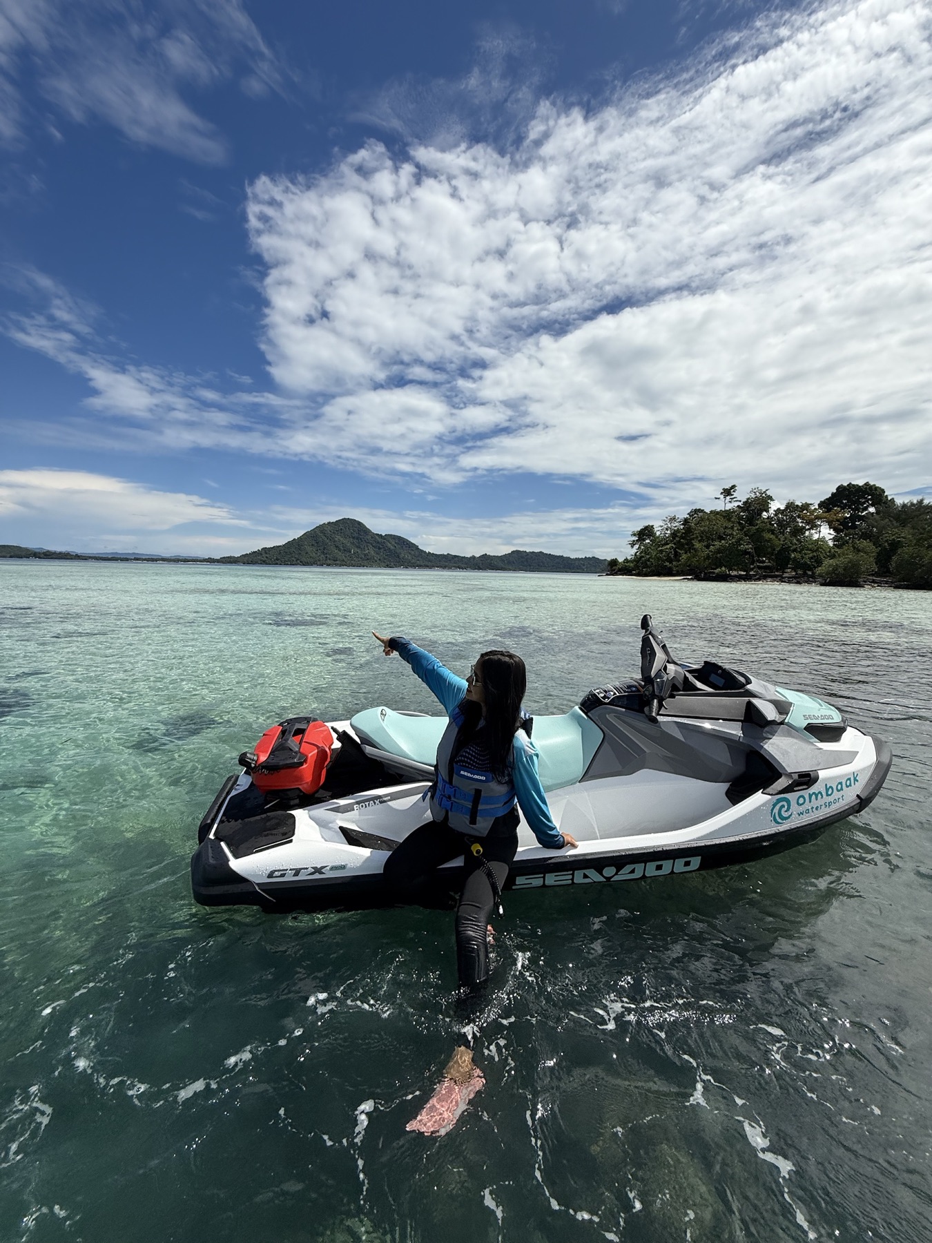 Peserta menikmati trip jetski Ombaak