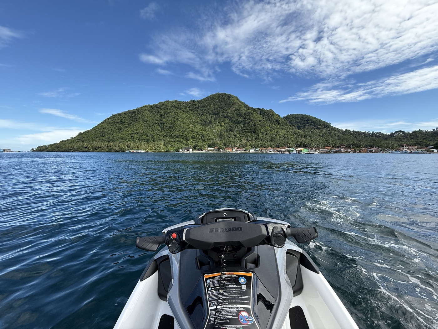 Pemandangan pesisir dari sudut pandang jetski