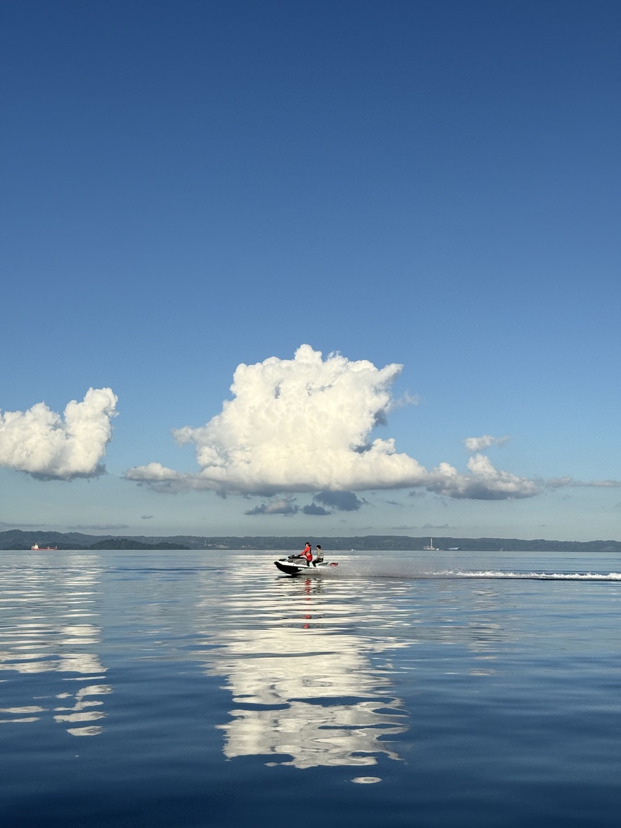 Perjalanan jetski Ombaak di laut tenang